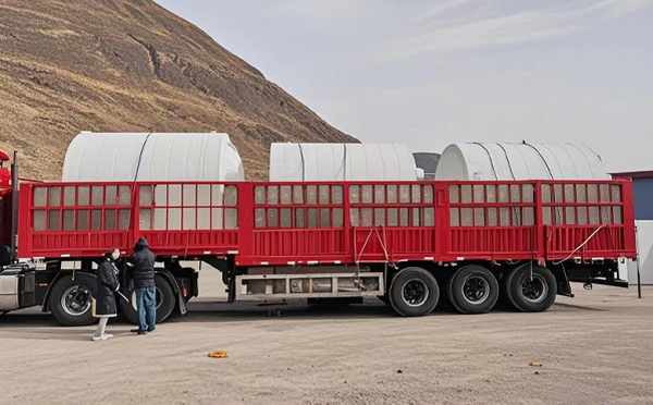 酒泉塑料桶装车完毕准备运输中