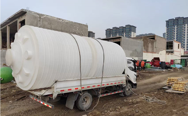 PE酒泉塑料大桶运输中